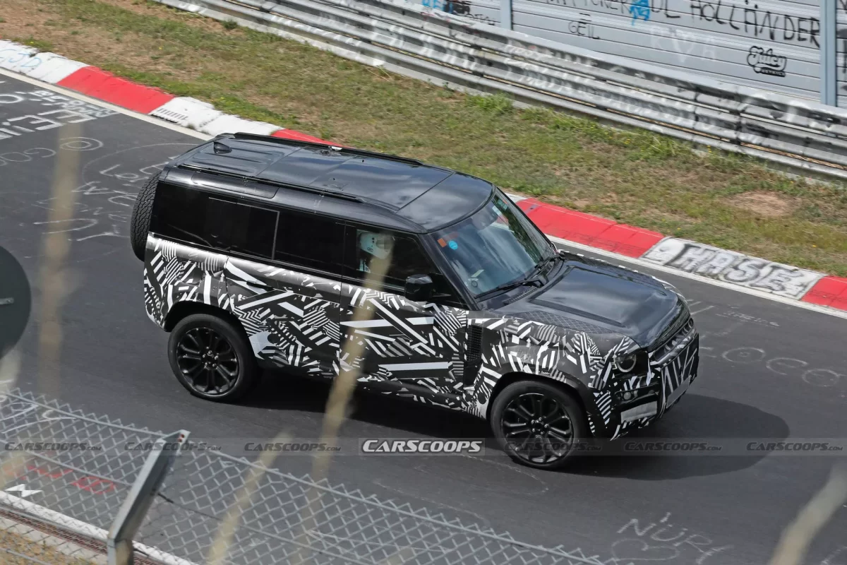 2024 Land Rover Defender SVX CarScoops 720 3 رصد ديفندر SVX الجديدة المجهزة للتضاريس الوعرة بقوة 525 حصان أثناء اختبارها في مضمار نوربورغرينغ الألماني