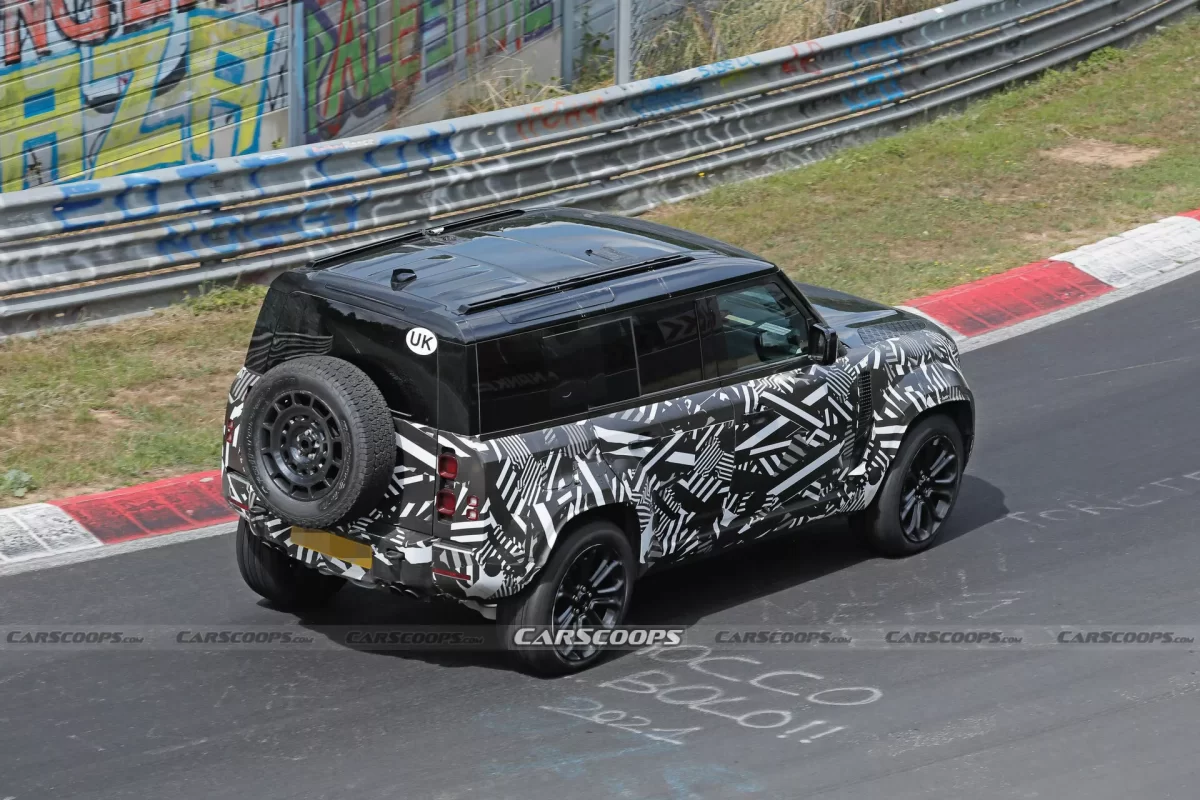 2024 Land Rover Defender SVX CarScoops 720 5 رصد ديفندر SVX الجديدة المجهزة للتضاريس الوعرة بقوة 525 حصان أثناء اختبارها في مضمار نوربورغرينغ الألماني