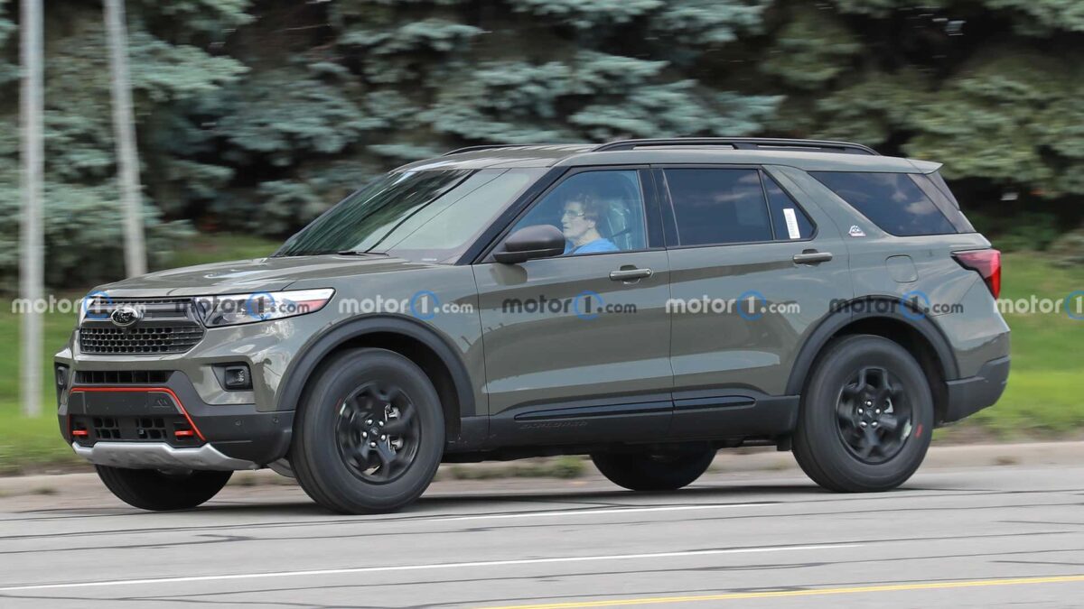 2024 ford explorer timberline spy photos 1 ظهور جديد لفورد اكسبلورر 2024 فيس ليفت بدون أي تمويهات، هذه المرة بفئة تمبرلاين للتضاريس الوعرة