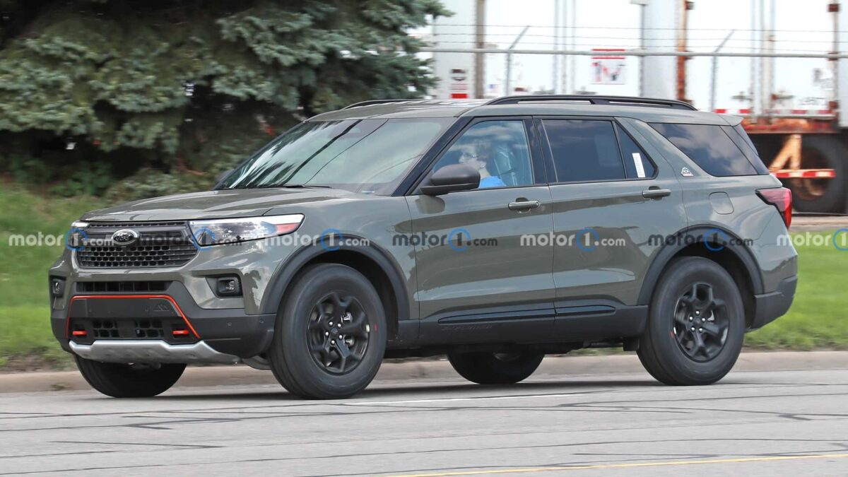 2024 ford explorer timberline spy photos ظهور جديد لفورد اكسبلورر 2024 فيس ليفت بدون أي تمويهات، هذه المرة بفئة تمبرلاين للتضاريس الوعرة