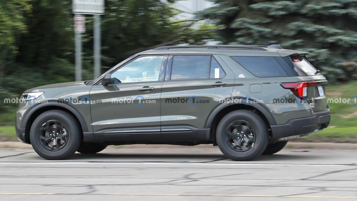 2024 ford explorer timberline spy photos 3 ظهور جديد لفورد اكسبلورر 2024 فيس ليفت بدون أي تمويهات، هذه المرة بفئة تمبرلاين للتضاريس الوعرة