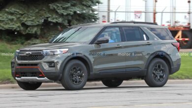 2024 ford explorer timberline spy photos ظهور جديد لفورد اكسبلورر 2024 فيس ليفت بدون أي تمويهات، هذه المرة بفئة تمبرلاين للتضاريس الوعرة