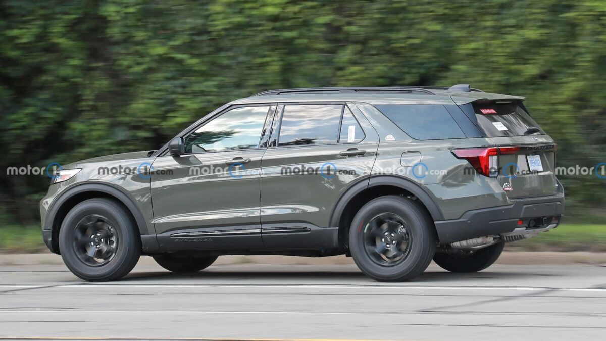 2024 ford explorer timberline spy photos 4 ظهور جديد لفورد اكسبلورر 2024 فيس ليفت بدون أي تمويهات، هذه المرة بفئة تمبرلاين للتضاريس الوعرة