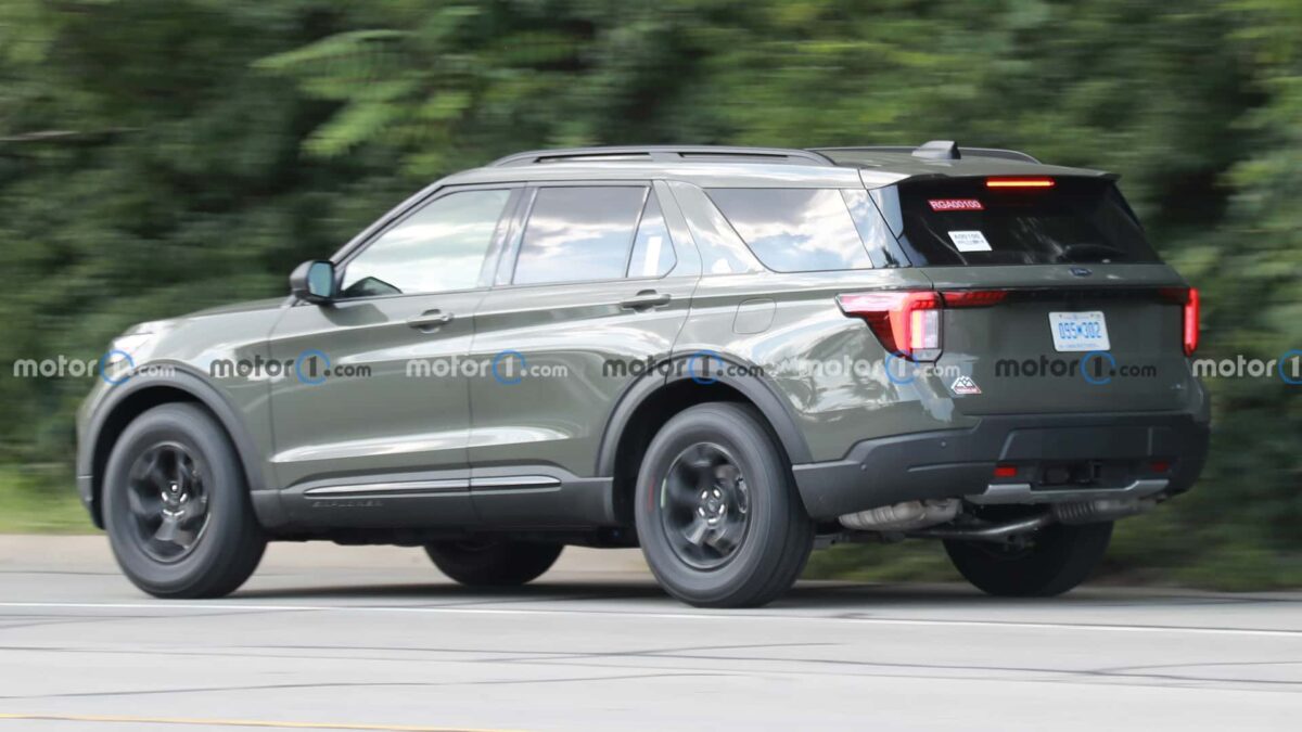 2024 ford explorer timberline spy photos 5 ظهور جديد لفورد اكسبلورر 2024 فيس ليفت بدون أي تمويهات، هذه المرة بفئة تمبرلاين للتضاريس الوعرة