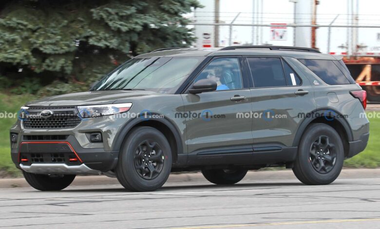 2024 ford explorer timberline spy photos ظهور جديد لفورد اكسبلورر 2024 فيس ليفت بدون أي تمويهات، هذه المرة بفئة تمبرلاين للتضاريس الوعرة