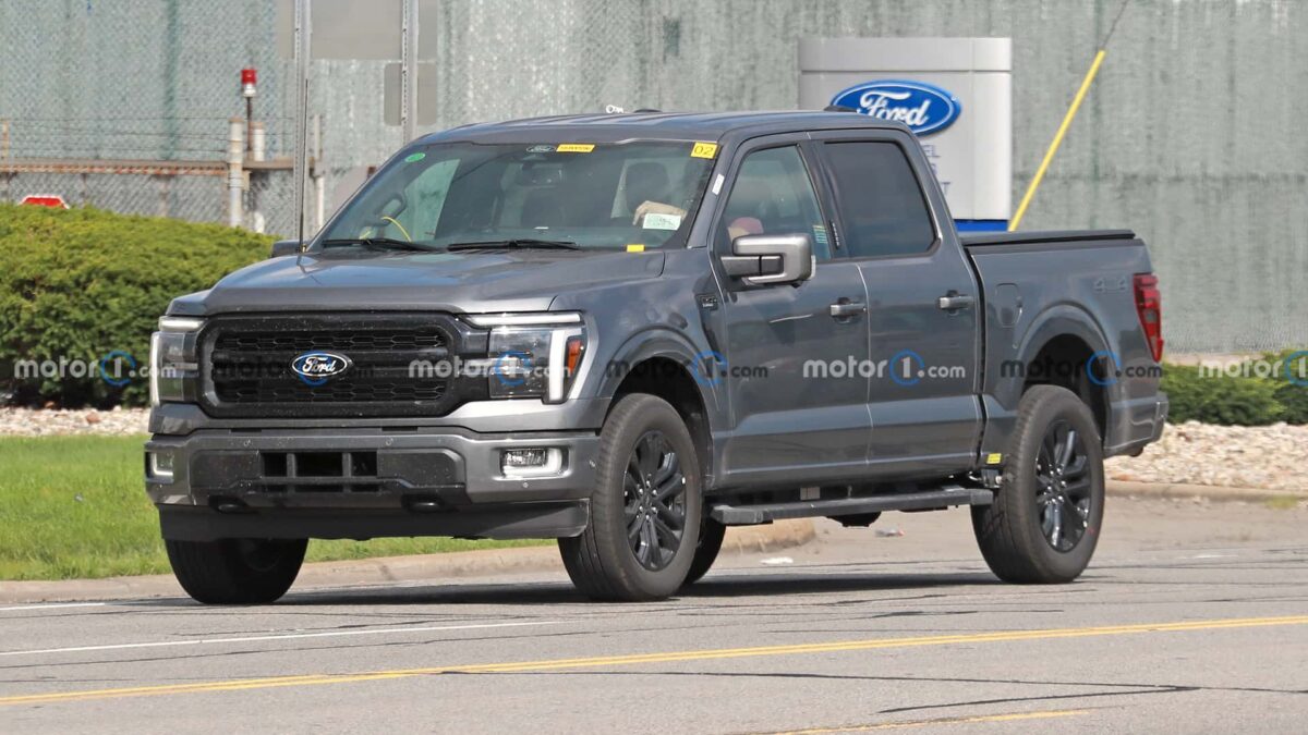 2024 ford f 150 front view spy photo 1 فورد F-150 فيس ليفت الجديدة تظهر من جديد بدون أي تمويهات قبل التدشين الوشيك