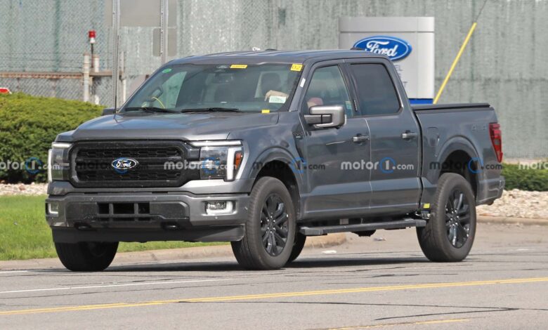 2024 ford f 150 front view spy photo 1 فورد F-150 فيس ليفت الجديدة تظهر من جديد بدون أي تمويهات قبل التدشين الوشيك