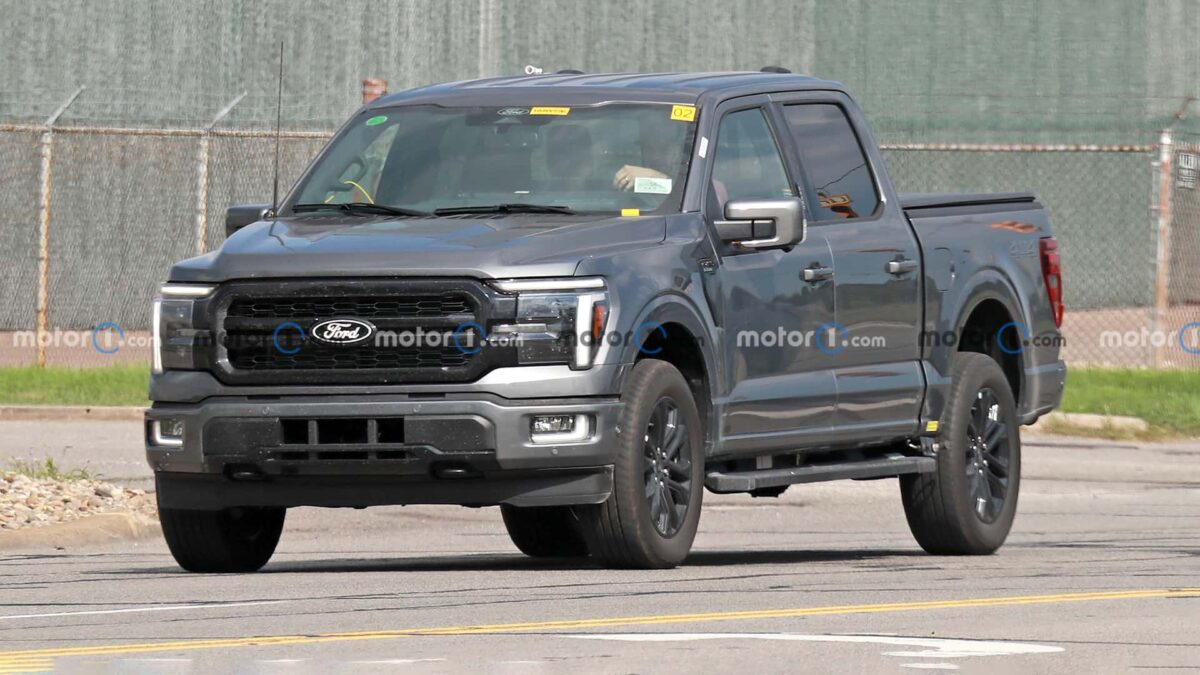 2024 ford f 150 front view spy photo فورد F-150 فيس ليفت الجديدة تظهر من جديد بدون أي تمويهات قبل التدشين الوشيك