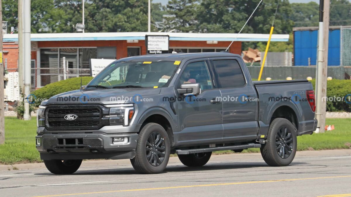 2024 ford f 150 front view spy photo 2 فورد F-150 فيس ليفت الجديدة تظهر من جديد بدون أي تمويهات قبل التدشين الوشيك