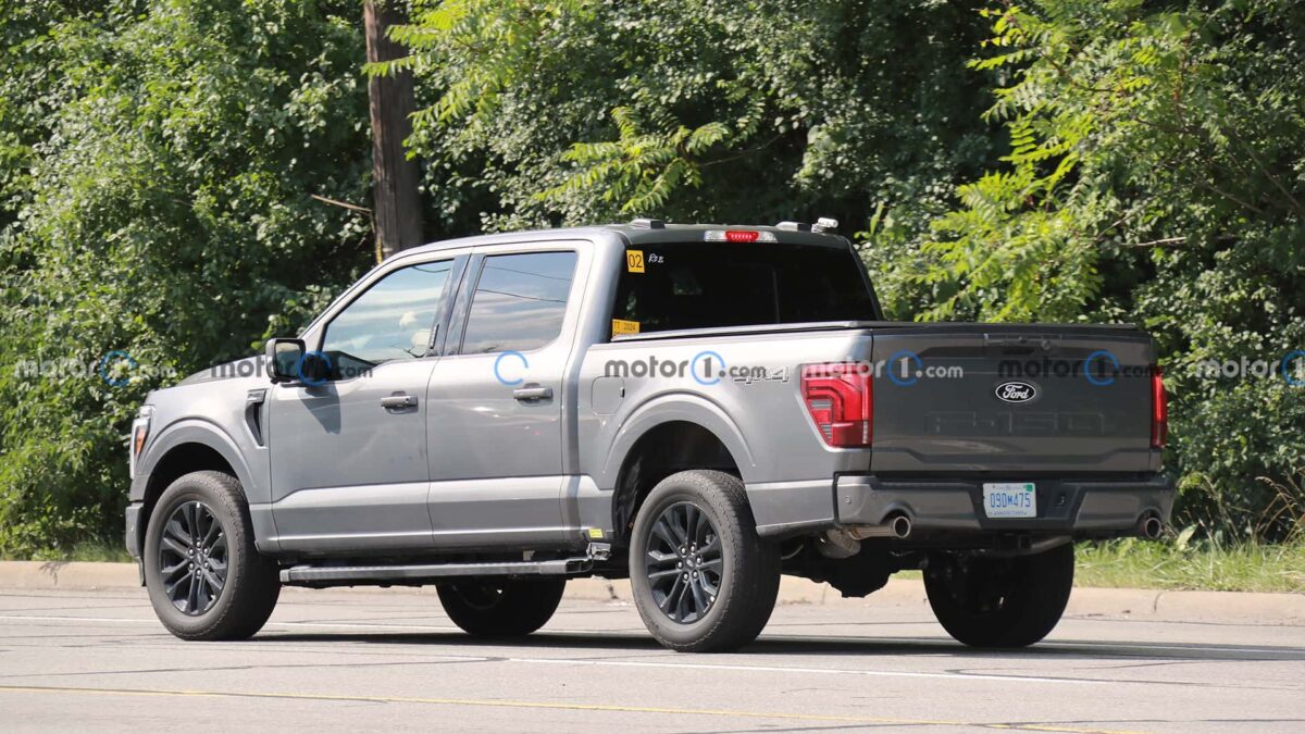 2024 ford f 150 rear view spy photo فورد F-150 فيس ليفت الجديدة تظهر من جديد بدون أي تمويهات قبل التدشين الوشيك