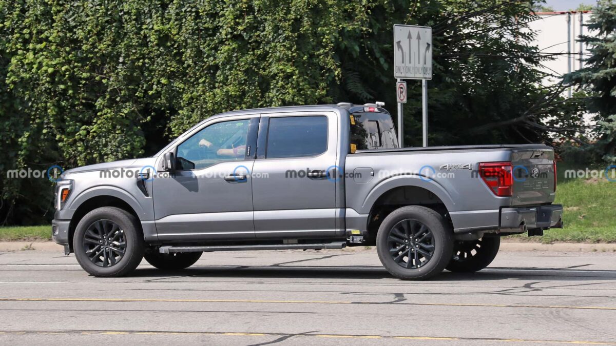 2024 ford f 150 side view spy photo 1 فورد F-150 فيس ليفت الجديدة تظهر من جديد بدون أي تمويهات قبل التدشين الوشيك