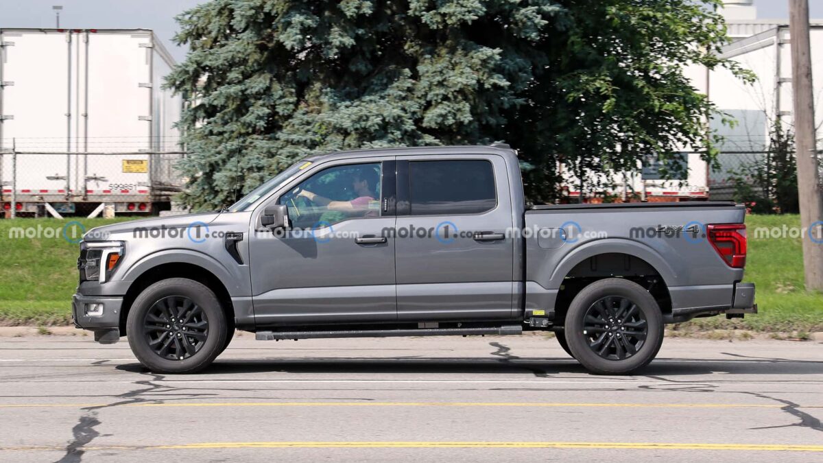 2024 ford f 150 side view spy photo فورد F-150 فيس ليفت الجديدة تظهر من جديد بدون أي تمويهات قبل التدشين الوشيك