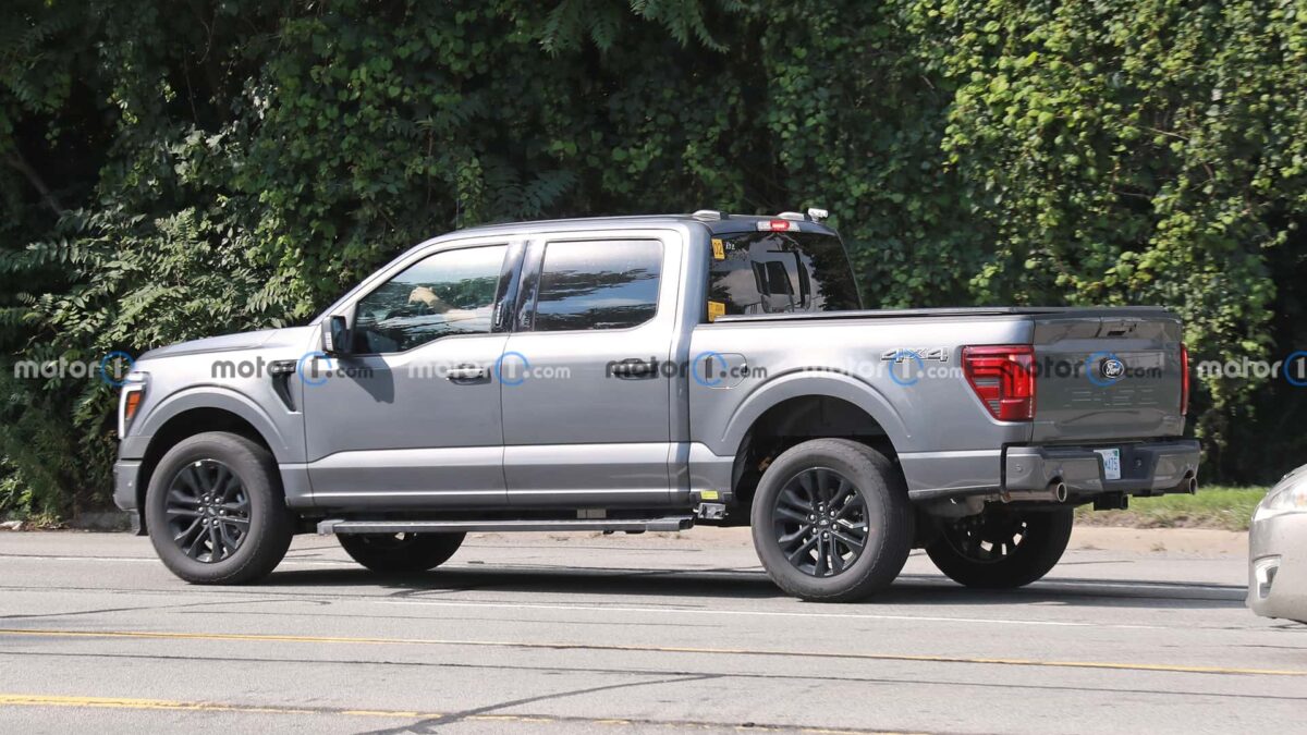 2024 ford f 150 side view spy photo 2 فورد F-150 فيس ليفت الجديدة تظهر من جديد بدون أي تمويهات قبل التدشين الوشيك