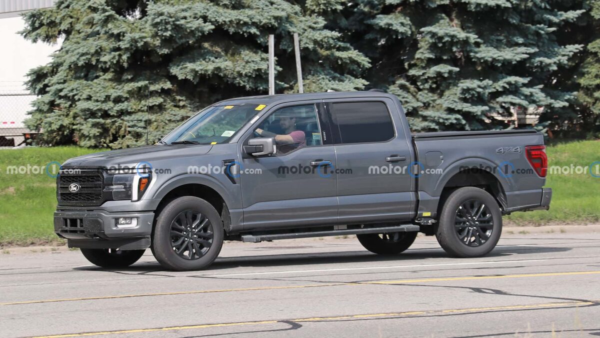 2024 ford f 150 side view spy photo 3 فورد F-150 فيس ليفت الجديدة تظهر من جديد بدون أي تمويهات قبل التدشين الوشيك