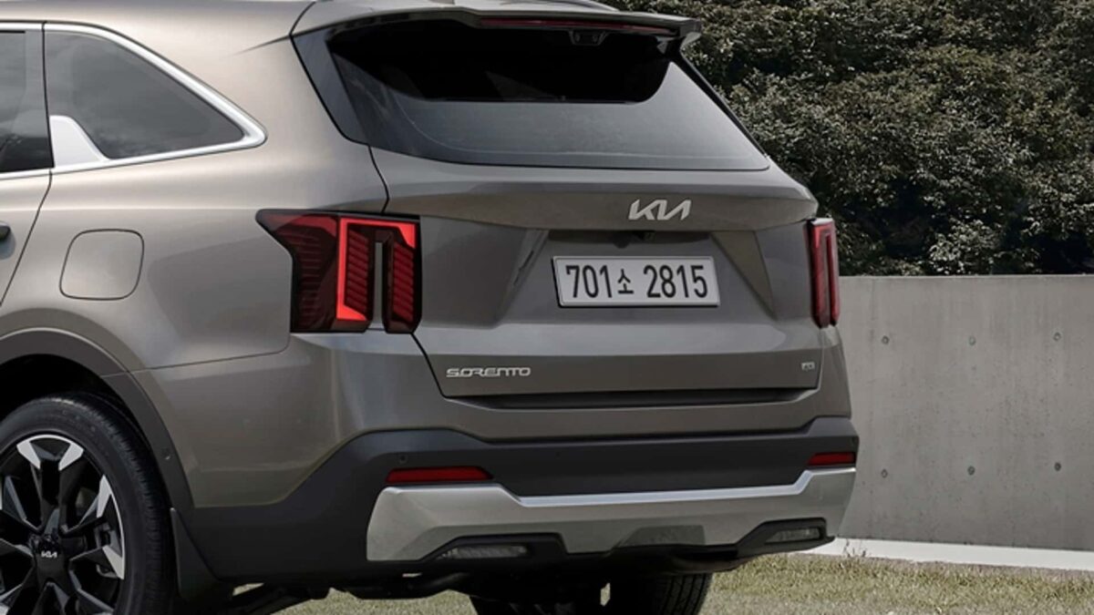 2024 kia sorento facelift 3 كيا سورينتو 2024 فيس ليفت الجديدة تظهر على أرض الواقع لأول مرة بدون تمويهات