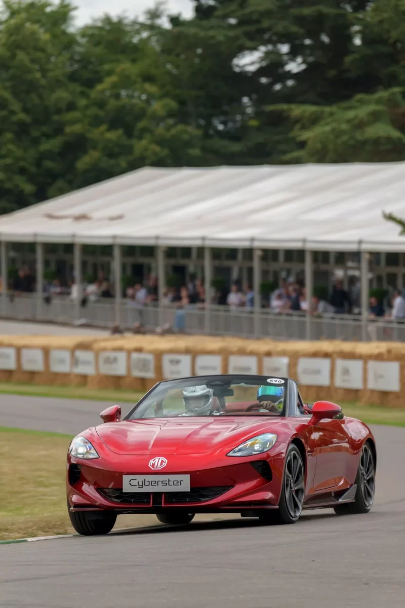 MG Goodwood 2023 12 ام جي تستعرض أداء سياراتها الجديدة "سايبرستر" وEX4 في مهرجان السرعة البريطاني