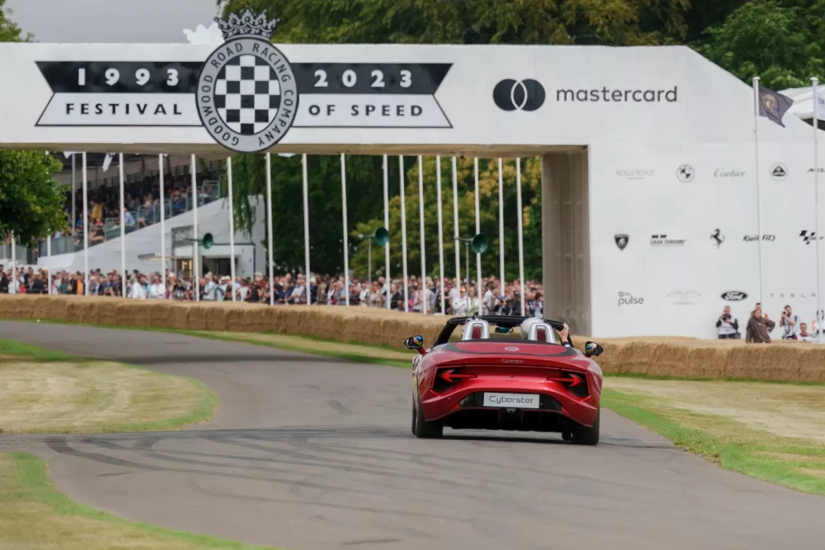 MG Goodwood 2023 13 ام جي تستعرض أداء سياراتها الجديدة "سايبرستر" وEX4 في مهرجان السرعة البريطاني