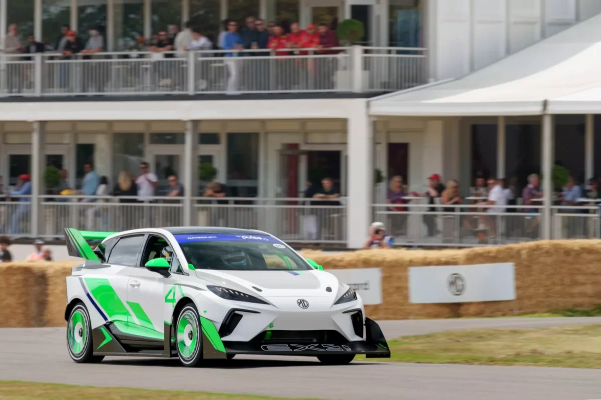 MG Goodwood 2023 16 ام جي تستعرض أداء سياراتها الجديدة "سايبرستر" وEX4 في مهرجان السرعة البريطاني