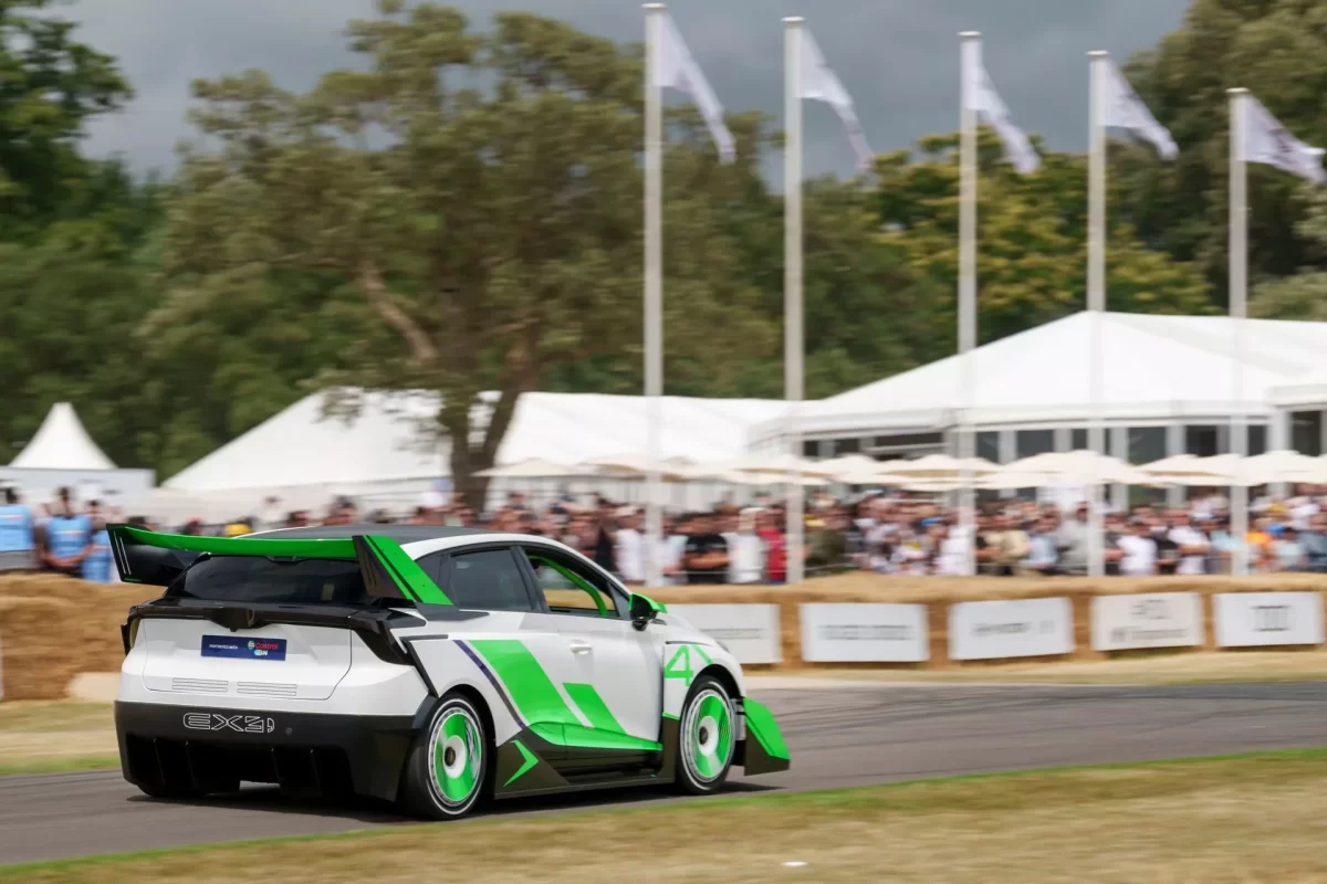 MG Goodwood 2023 17 ام جي تستعرض أداء سياراتها الجديدة "سايبرستر" وEX4 في مهرجان السرعة البريطاني