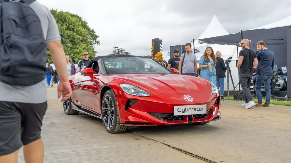 MG Goodwood 2023 3 ام جي تستعرض أداء سياراتها الجديدة "سايبرستر" وEX4 في مهرجان السرعة البريطاني