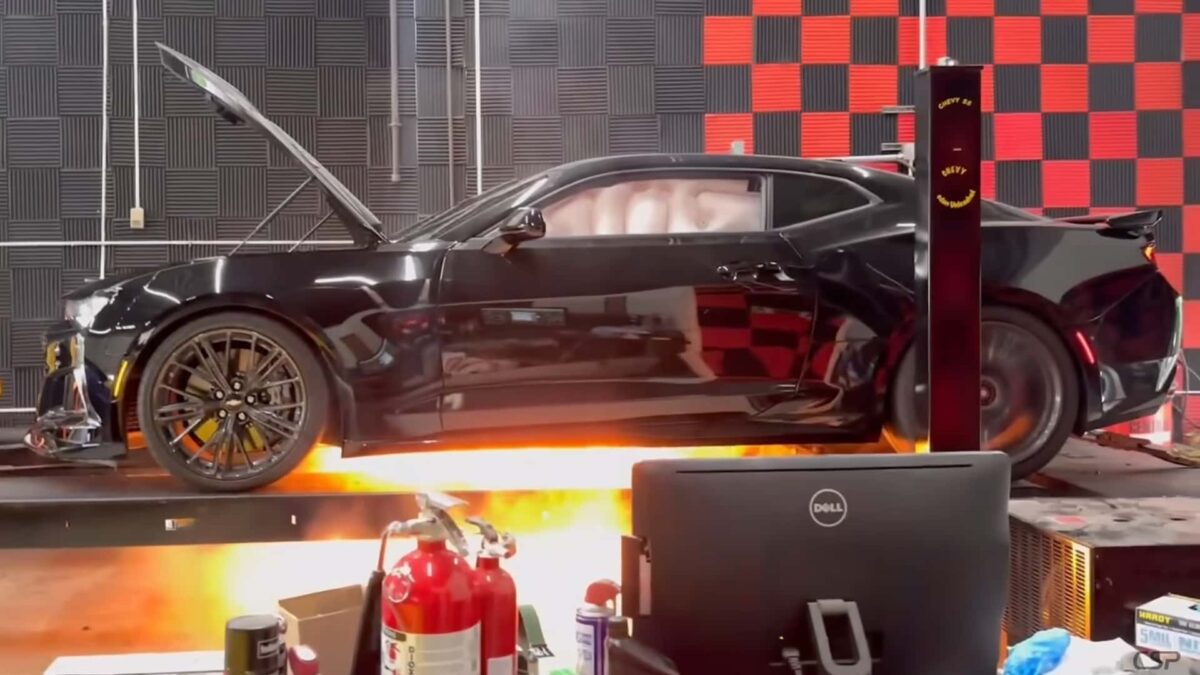 chevy camaro zl1 dyno test fire شاهد لحظة اشتعال شيفروليه كمارو ZL1 أثناء اختبار الداينو لقياس قوة الأحصنة