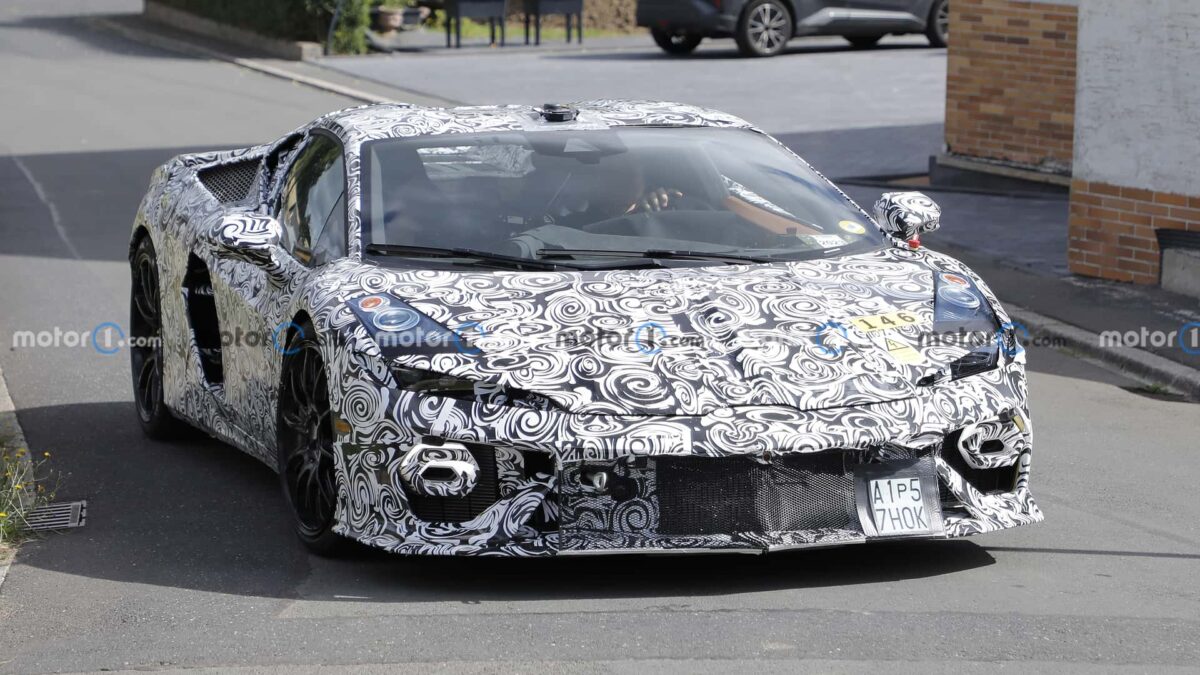 lamborghini huracan replacement front view spy photo 1 أول فيديو تجسسي لخليفة لامبورجيني هوراكان الجديدة كلياً وسماع صوت محركها