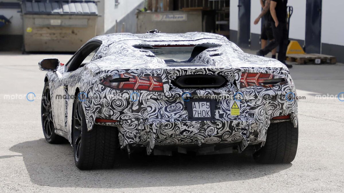 lamborghini huracan replacement rear view spy photo 1 أول فيديو تجسسي لخليفة لامبورجيني هوراكان الجديدة كلياً وسماع صوت محركها