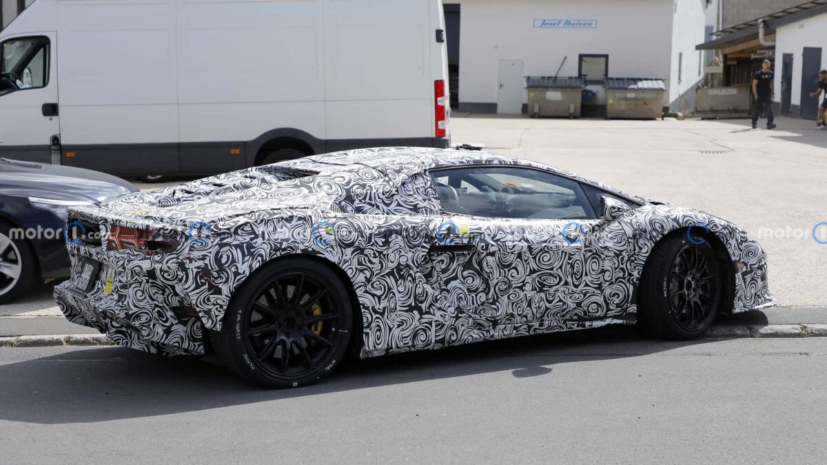 lamborghini huracan replacement side view spy photo أول فيديو تجسسي لخليفة لامبورجيني هوراكان الجديدة كلياً وسماع صوت محركها