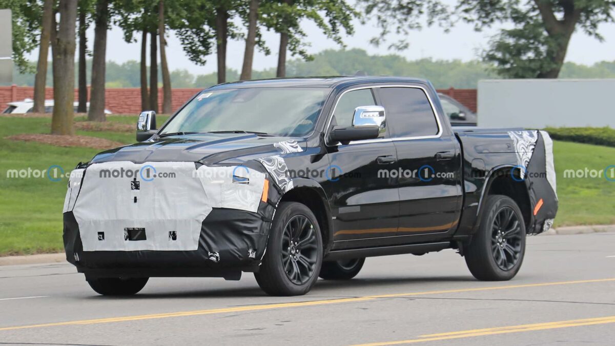 ram 1500 tungsten front view spy photo 2 رام 1500 فيس ليفت الجديدة تظهر لأول مرة أثناء اختبارها بفئة فاخرة جديدة رائدة في المجال