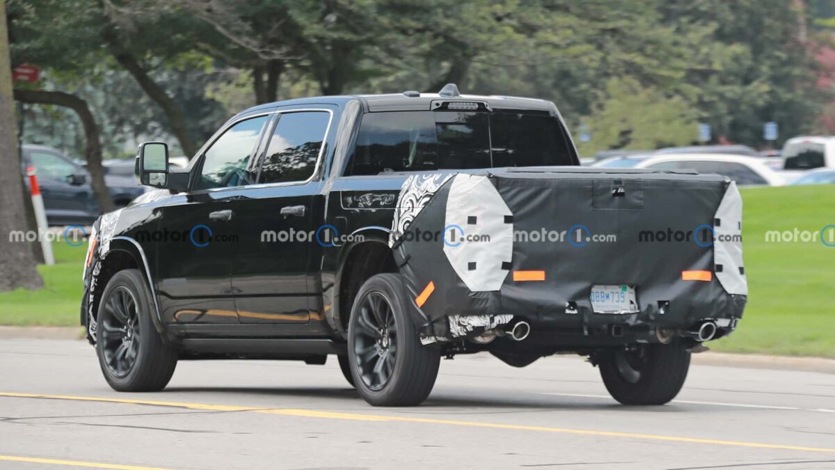 ram 1500 tungsten rear view spy photo 1 رام 1500 فيس ليفت الجديدة تظهر لأول مرة أثناء اختبارها بفئة فاخرة جديدة رائدة في المجال