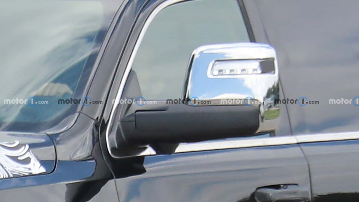 ram 1500 tungsten side view spy photo 1 رام 1500 فيس ليفت الجديدة تظهر لأول مرة أثناء اختبارها بفئة فاخرة جديدة رائدة في المجال