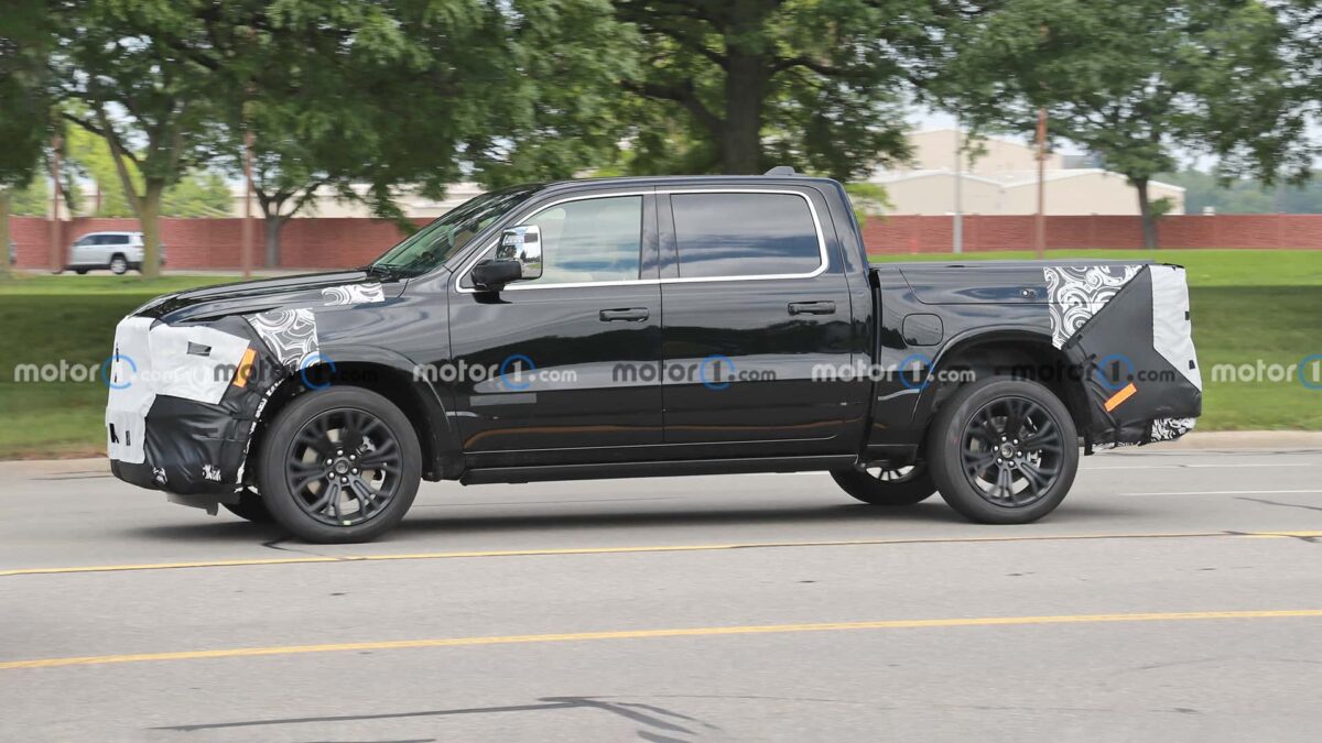 ram 1500 tungsten side view spy photo رام 1500 فيس ليفت الجديدة تظهر لأول مرة أثناء اختبارها بفئة فاخرة جديدة رائدة في المجال