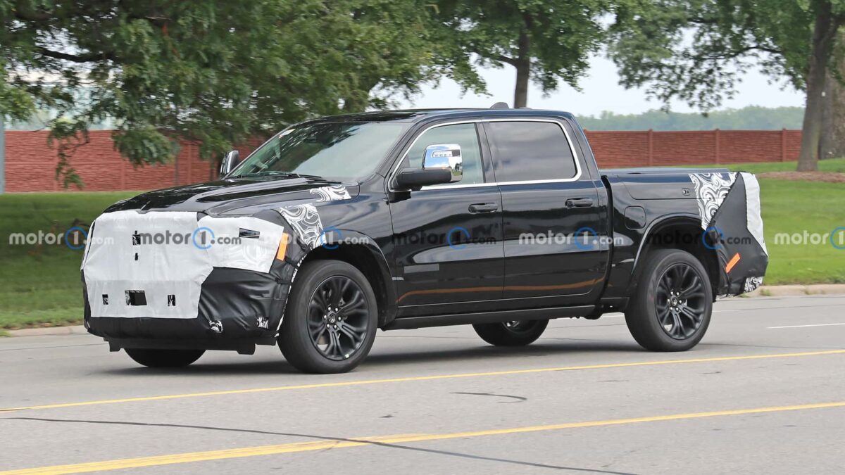 ram 1500 tungsten side view spy photo 2 رام 1500 فيس ليفت الجديدة تظهر لأول مرة أثناء اختبارها بفئة فاخرة جديدة رائدة في المجال