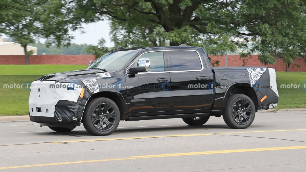 ram 1500 tungsten side view spy photo 3 رام 1500 فيس ليفت الجديدة تظهر لأول مرة أثناء اختبارها بفئة فاخرة جديدة رائدة في المجال