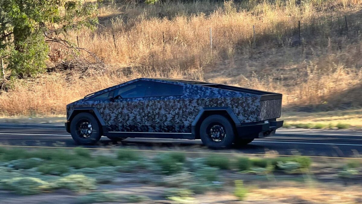 tesla cybertruck dark camo 1 تيسلا سايبرتراك الجديدة تظهر أثناء اختبارها بخارجية سوداء شرسة مع اقتراب موعد الإنتاج