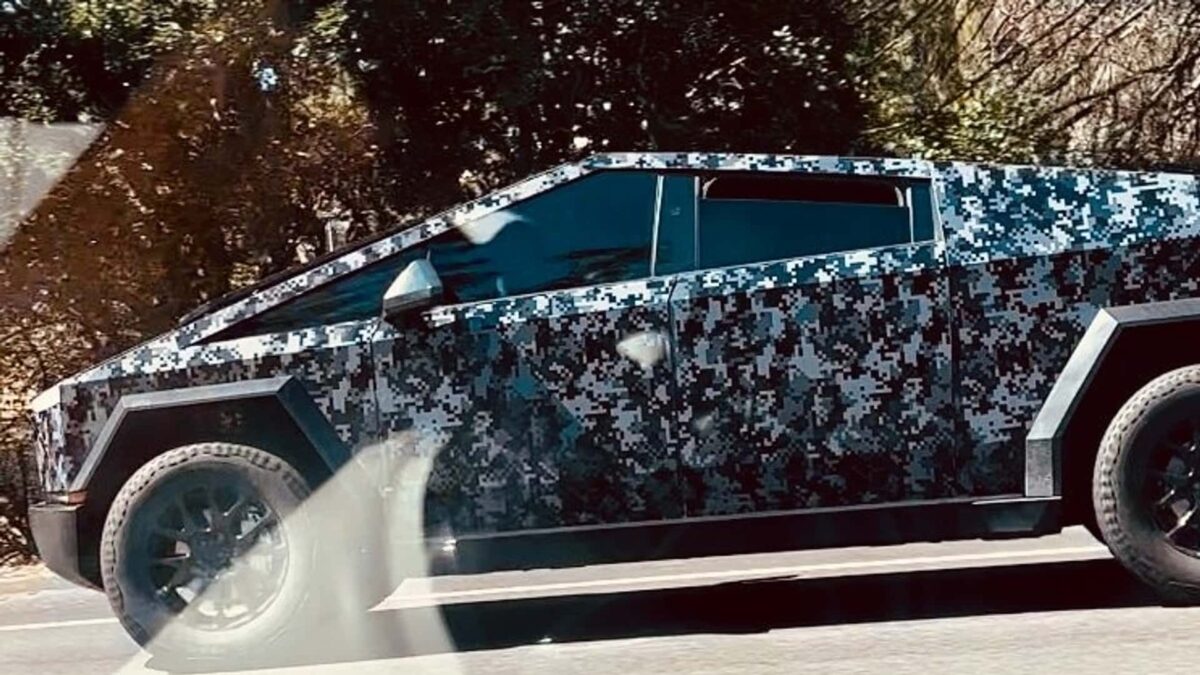 tesla cybertruck dark camo تيسلا سايبرتراك الجديدة تظهر أثناء اختبارها بخارجية سوداء شرسة مع اقتراب موعد الإنتاج