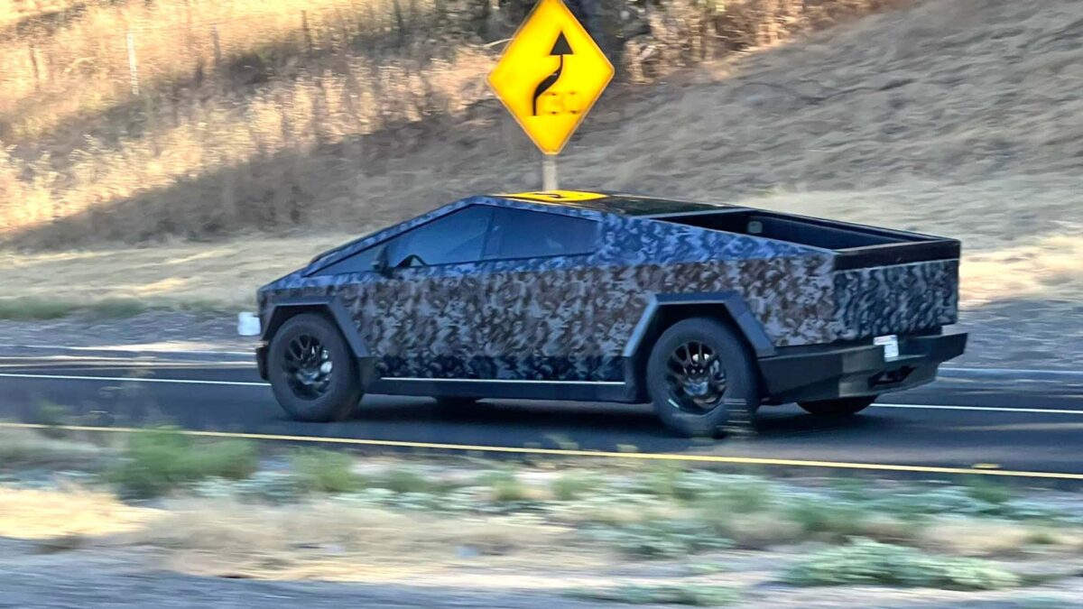 tesla cybertruck dark camo 2 تيسلا سايبرتراك الجديدة تظهر أثناء اختبارها بخارجية سوداء شرسة مع اقتراب موعد الإنتاج