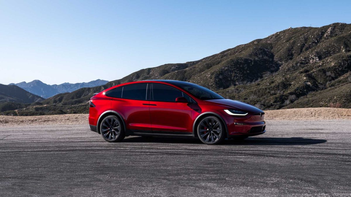 2023 tesla model x ultra red color تيسلا تواجه دعوى قضائية هائلة في الولايات المتحدة واتهامات بتزييف أرقام المدى الكهربائي