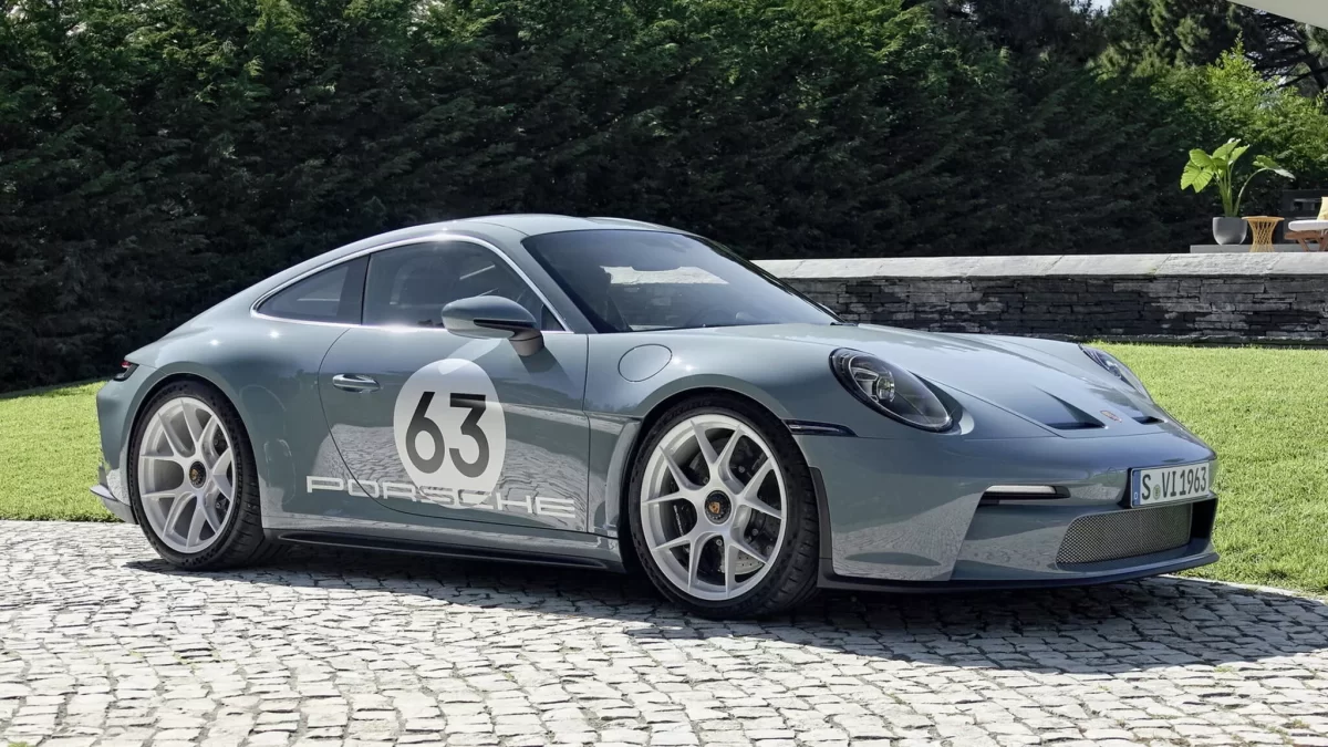 2024 Porsche 911 S T 1 2048x1152 1 بورشه تحتفل بالذكرى الستين لموديل 911 الأيقوني بإصدار حصري جديد بتعديلات عميقة