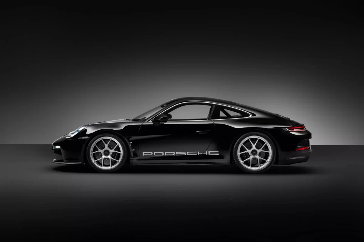 2024 Porsche 911 S T 28 2048x1367 1 بورشه تحتفل بالذكرى الستين لموديل 911 الأيقوني بإصدار حصري جديد بتعديلات عميقة