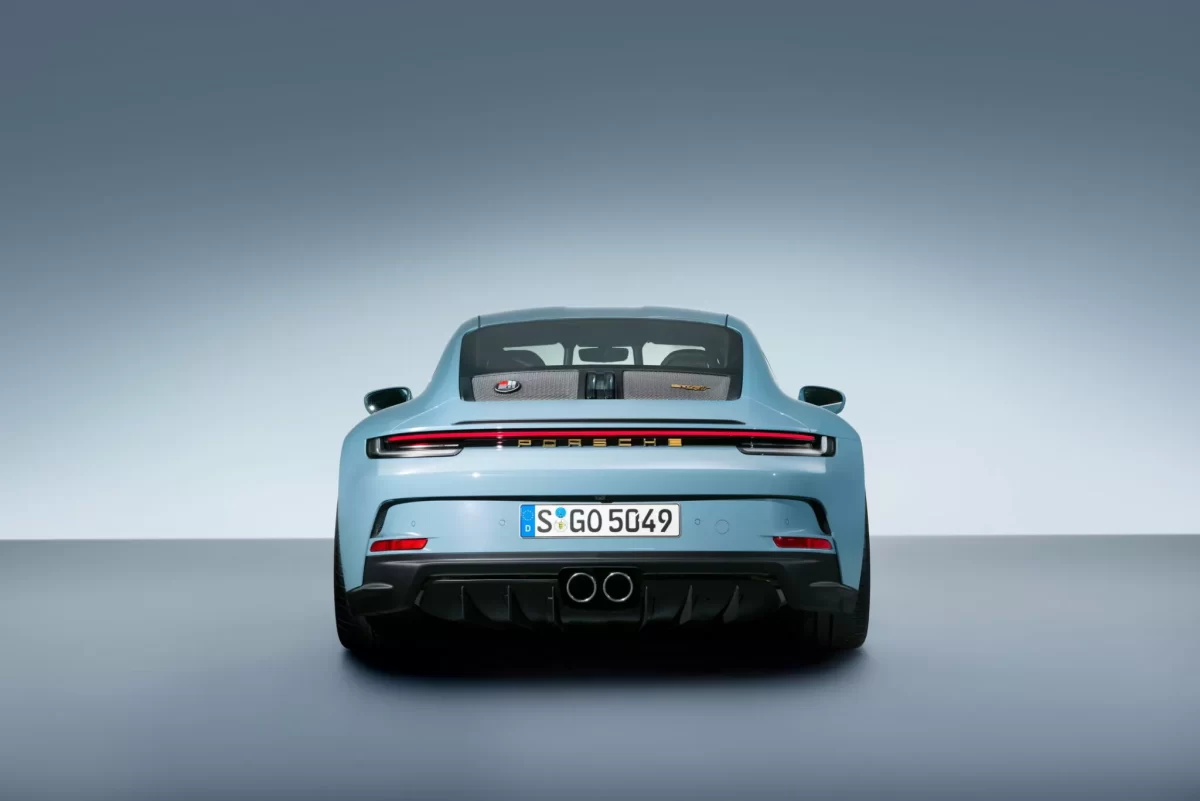 2024 Porsche 911 S T 43 2048x1367 1 بورشه تحتفل بالذكرى الستين لموديل 911 الأيقوني بإصدار حصري جديد بتعديلات عميقة