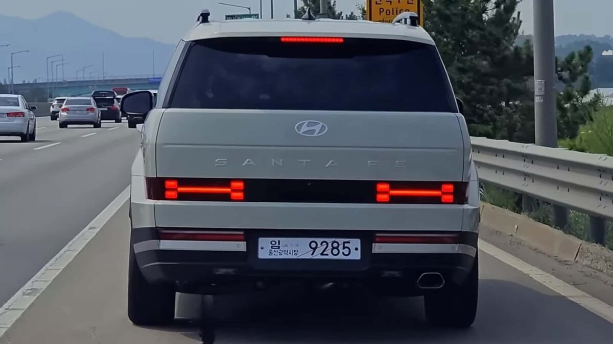 2024 hyundai santa fe stalked in traffic هيونداي سنتافي 2024 الجديدة تستعرض تصميمها الصندوقي في الطرق السريعة الكورية "فيديو"