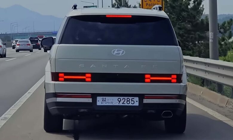 2024 hyundai santa fe stalked in traffic هيونداي سنتافي 2024 الجديدة تستعرض تصميمها الصندوقي في الطرق السريعة الكورية "فيديو"