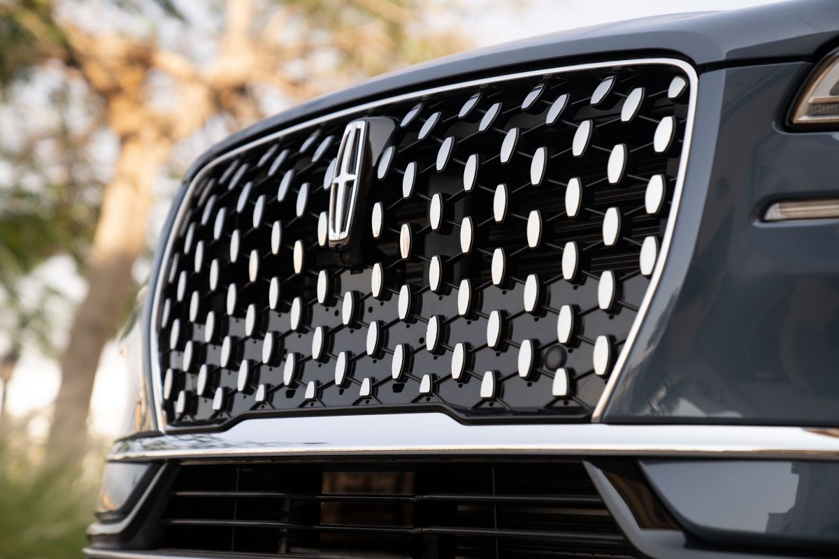 Lincoln Corsair Exterior Shot 3 لينكون كورسير الجديدة تضفي الأناقة الرياضيّة على سوق السيارات متعدّدة الاستخدامات والفاخرة في الشرق الأوسط