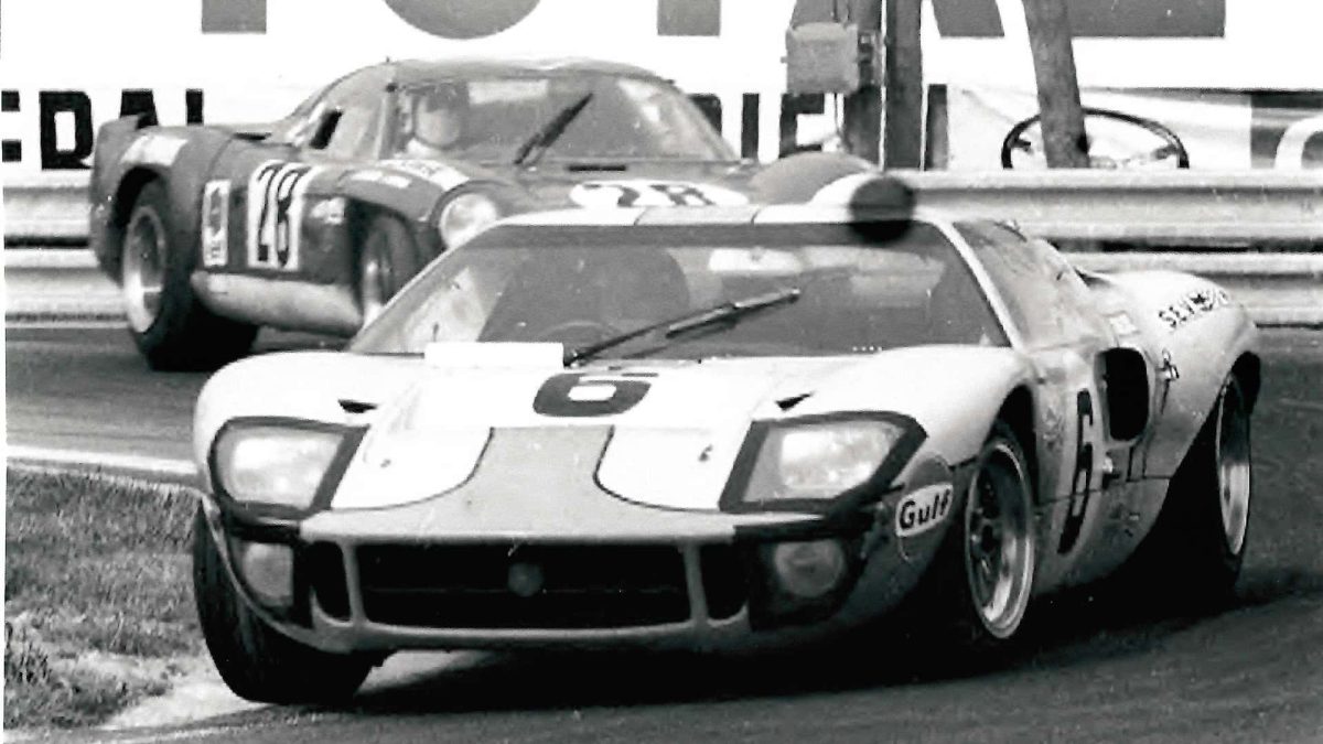 ford gt40 عشرات السيارات الكلاسيكية الفائزة بسباقات لومان الشهيرة على مدار العقود تجتمع في حدث بريطاني للاحتفال بالذكرى المئوية للسباق