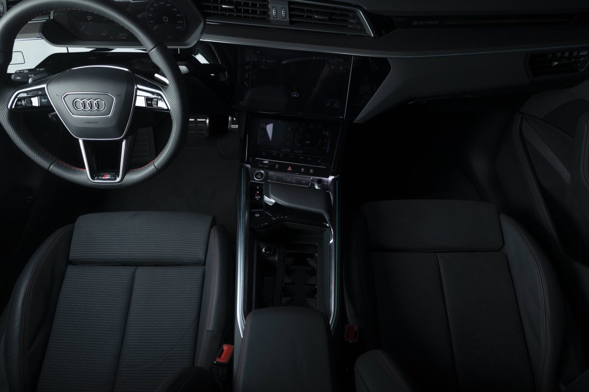 Audi Q8 e tron interior اختبر رفاهية التصميم حسب الطلب مع سيارة Audi Q8 e-tron الجديدة