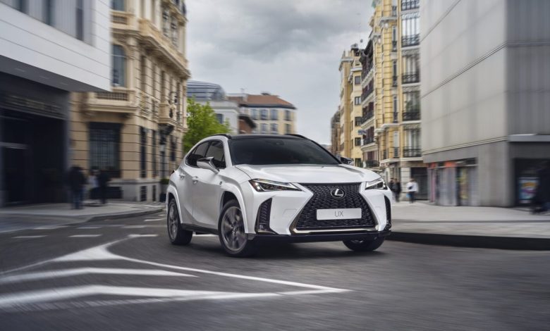 2025 Lexus UXh FSPORT 009 1500x844 1 لكزس UX300h 2025 أول سيارة تعمل بنظام هجين من الجيل الخامس