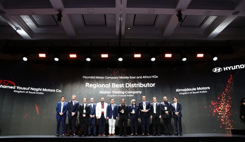 Group Photo Hyundai Best Distributor copy في الحفل السنوي الاقليمي الذي اقامته شركة هيونداي موتور العالمية.. تكريم الموزعين المعتمدين لسيارات هيونداي بالمملكة العربية السعودية