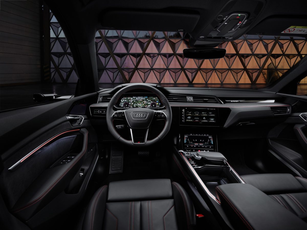 Q8 e tron Interior Audi Q8 e-tron: فخامة التصميم وقوة الأداء وتميُّز القدرات، تجتمع مع الثقة التي يمنحها مدى القيادة الطويل