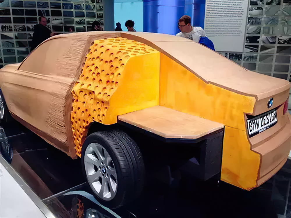 الطين أو الصلصال إحدى أهم خطوات تصميم السيارات لكن مع التطور التقني حالياً لماذا لم تطله الثورة الرقمية الطين في تصميم السيارات